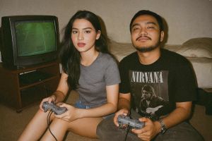 Cara bikin foto AI bermain PlayStation bareng artis di ChatGPT