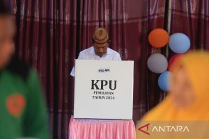Dua Calon Bupati Gorontalo Utara nyoblos di satu TPS