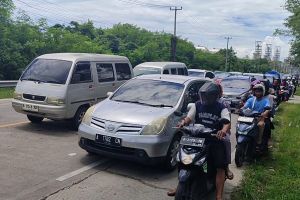 Jalur menuju kawasan wisata Pantai Anyer padat merayap