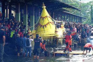 Ribuan warga saksikan Larung Sembonyo di Prigi Trenggalek