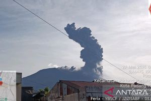Gunung Marapi kembali erupsi Selasa pagu, lontarkan abu capai 1,1 km