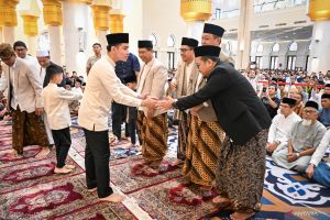 Gibran salat Iduladha di Solo bersama Selvi, Jan Ethes, Lembah Manah