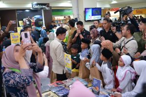 Gibran ajak 100 anak yatim di Banyuwangi belanja perlengkapan sekolah