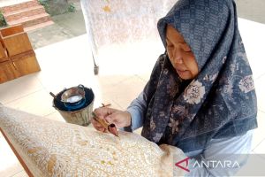 Perempuan Giriloyo merawat batik tulis di tengah pasar modern