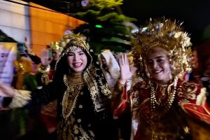 Perdana digelar malam hari, kirab budaya Hari Jadi Bogor meriah