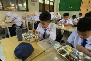 370 siswa baru SMPN 1 Lamongan terima MBG di awal tahun ajaran