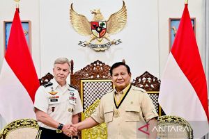 Politik kemarin, Prabowo terima medali hingga Megawati melayat