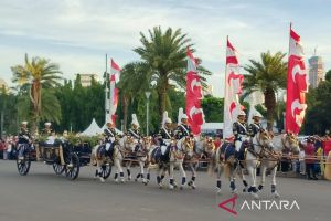 Warga antusias saksikan kirab penurunan bendera memakai kereta kencana