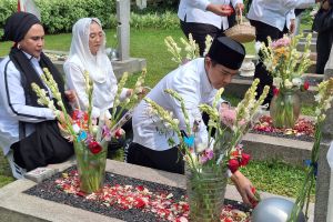 Kaesang ziarah ke makam Presiden Ketiga RI B.J. Habibie