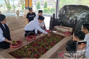 Kaesang tabur bunga di makan Proklamator RI Bung Karno