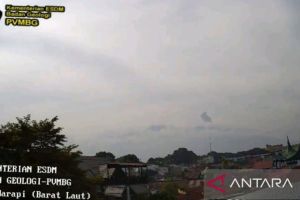Gunung Marapi erupsi Rabu pagi, lontarkan abu setinggi 800 meter
