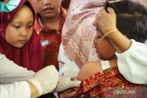 Imunisasi massal digelar di Sumenep atasi KLB campak dengan menyasar 73.969 anak