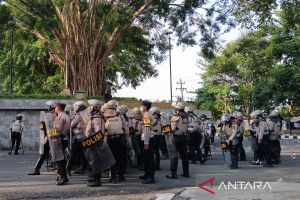 Ricuh, puluhan demonstran tumbang kena gas air mata di DPRD Temanggung