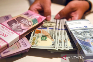 Rupiah melemah seiring antusias pasar turun terhadap kebijakan Menkeu