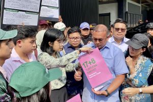 Pemengaruh hingga masyarakat sipil serahkan tuntutan 17+8 ke DPR