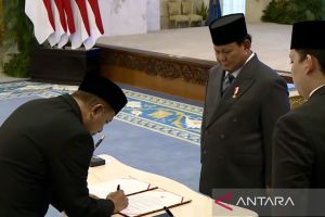Prabowo lantik Ferry Juliantono sebagai Menkop, gantikan Budi Arie