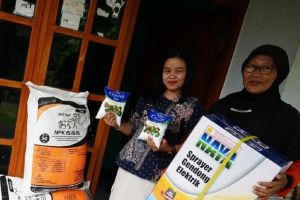 Delapan Kelompok Pekarangan Pangan Lestari Madiun terima bantuan pupuk