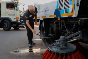 Lintasan Sirkuit Mandalika dibersihkan menjelang MotoGP Indonesia 2025