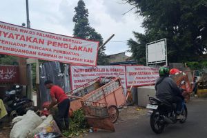 Timbulkan bau, warga tolak pembuatan TPS di Palmerah Jakbar