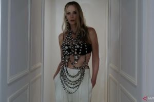 Charlize Theron tampil dengan untaian permata di Paris Fashion Week