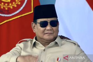 HUT Ke-80 TNI, Prabowo saksikan aksi 80 penerjun, ada penerjun satwa