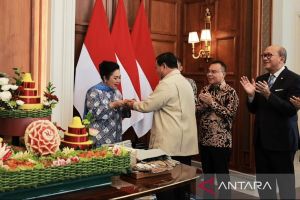 Prabowo tumpengan di Istana, rayakan HUT bersama keluarga dan kabinet