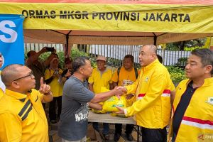 Golkar DKI bagikan sembako atas pemberian gelar pahlawan Soeharto