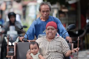 Lansia 65 tahun akui gembira terbantu becak listrik dari Presiden