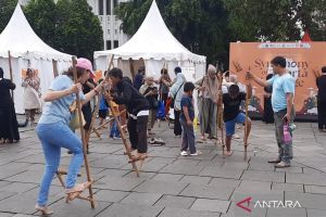 Hari Angklung Sedunia, Kampung Dolanan tawarkan egrang di Kota Tua