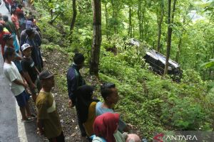 Bus terjun ke jurang, tujuh penumpang luka-luka