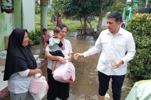 Anggota DPR RI Ade Rezki salurkan sembako untuk korban bencana Sumbar