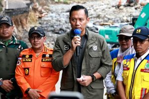 Menko Infrastruktur tinjau putusnya jalan nasional Lembah Anai&nbsp;