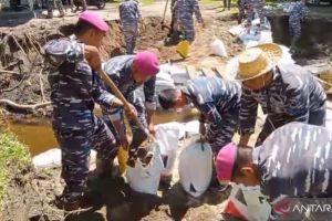 TNI AL bangun jembatan darurat dan distribusikan logistik di Sumbar&nbsp;