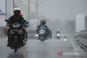 BMKG: Siaga, hujan petir berpotensi guyur mayoritas daerah pada Minggu