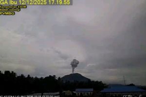 Gunung Ibu semburkan abu setinggi hingga 800 meter