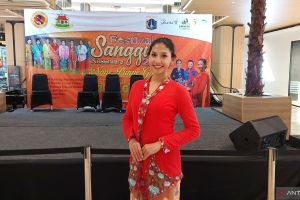 Inspirasi padu padan kebaya Encim dengan gaya lebih modern