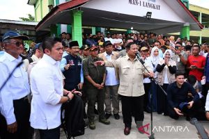 Prabowo kenalkan Seskab Teddy di posko Langkat: Sudah Letkol sekarang