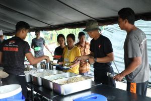 Brimob Sumut sediakan dapur lapangan untuk korban banjir di Langkat