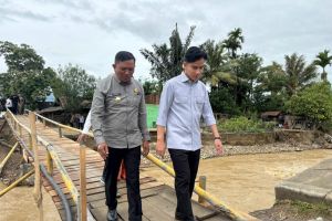 Gibran seberangi jembatan kayu sementara Aih Boboh di Gayo Lues Aceh
