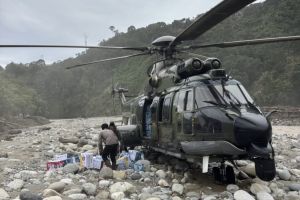 Helikopter AU mendarat di sungai demi distribusikan logistik di Aceh