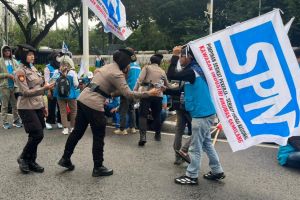 Demo buruh di Jakarta, Polisi bagikan air mineral dan roti
