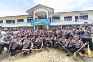 Kapolri harap sekolah di Aceh Tamiang bisa beroperasi pada 5 Januari