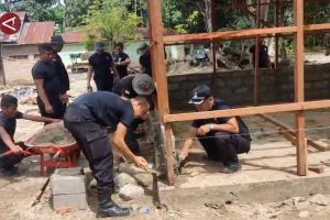 Brimob dan TNI bangun hunian warga terdampak banjir bandang di Tapsel