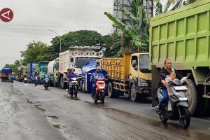 Jelang pembatasan truk, jalur menuju Pelabuhan BBJ dipadati kendaraan