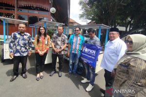 50 PKL di Kudus terima bantuan gerobak dan tenda jualan dari BPKH