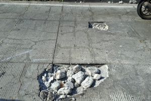 Bina Marga tambal jalan berlubang di Jalan Layang Pesing Jakbar