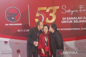Megawati dicium dua anaknya usai hadiri Rakernas PDIP hari kedua