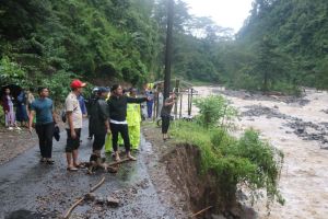 Akses ke Desa Tempur Jepara mulai terbuka, listrik kembali menyala