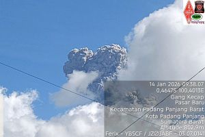 Gunung Marapi meletus Rabu pagi, lontarkan abu setinggi 1.600 meter