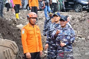 Koarmada RI pastikan personel AL terus bantu korban banjir di Siau